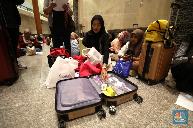Sejumlah warga membawa koper di acara Jakarta X Beauty 2024 di Jakarta Convention Center (JCC), Senayan, Jakarta, Kamis (5/12/2024). (CNBC Indonesia/Tri Susilo) Sejumlah warga membawa koper di acara Jakarta X Beauty 2024 di Jakarta Convention Center (JCC), Senayan, Jakarta, Kamis (5/12/2024). (CNBC Indonesia/Tri Susilo)