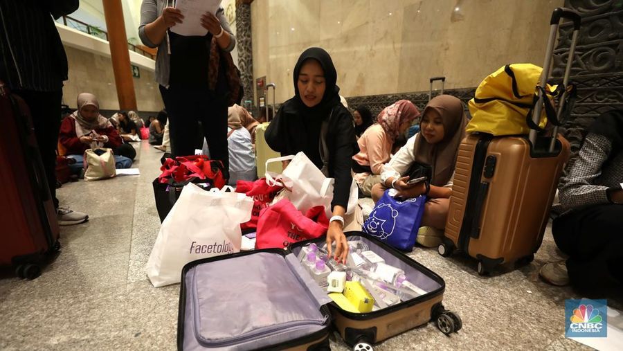 Sejumlah warga membawa koper di acara Jakarta X Beauty 2024 di Jakarta Convention Center (JCC), Senayan, Jakarta, Kamis (5/12/2024). (CNBC Indonesia/Tri Susilo)