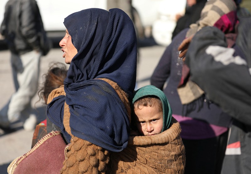 Orang-orang berkumpul di dekat tenda untuk para pengungsi yang melarikan diri dari pedesaan Aleppo, di Tabqa, Suriah, 4 Desember 2024. Orang-orang berkumpul di dekat tenda untuk para pengungsi yang melarikan diri dari pedesaan Aleppo, di Tabqa, Suriah, 4 Desember 2024. (REUTERS/Orhan Qereman)