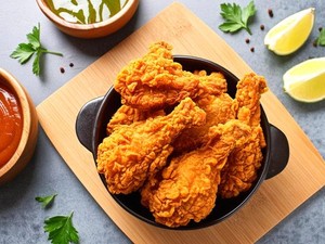 Mau Bikin Fried Chicken yang Kulitnya Renyah Garing? Pakai Tepung Ini