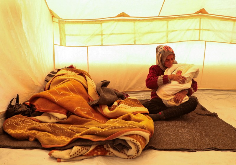 Orang-orang berkumpul di dekat tenda untuk para pengungsi yang melarikan diri dari pedesaan Aleppo, di Tabqa, Suriah, 4 Desember 2024. Orang-orang berkumpul di dekat tenda untuk para pengungsi yang melarikan diri dari pedesaan Aleppo, di Tabqa, Suriah, 4 Desember 2024. (REUTERS/Orhan Qereman)