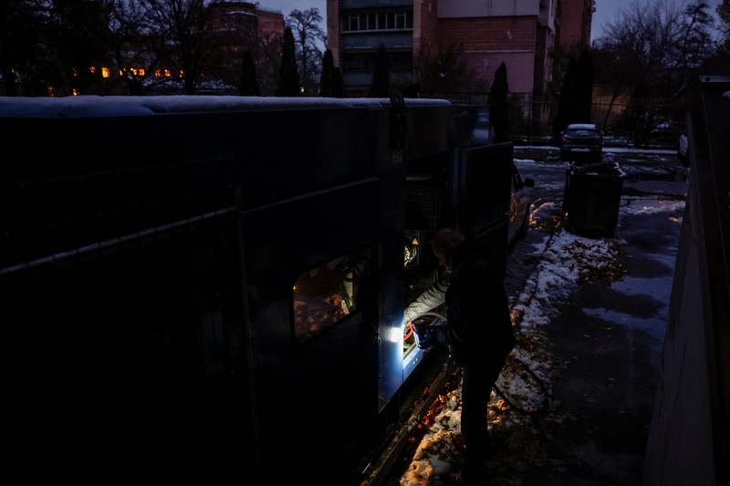 Warga Ukraina Manfaatkan Panel Surya Ditengah Pemadaman Listrik Musim Dingin (REUTERS/Alina Smutko) Warga Ukraina Manfaatkan Panel Surya Ditengah Pemadaman Listrik Musim Dingin (REUTERS/Alina Smutko)