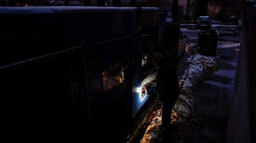 Warga Ukraina Manfaatkan Panel Surya Ditengah Pemadaman Listrik Musim Dingin (REUTERS/Alina Smutko)