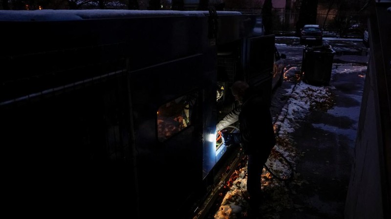 Warga Ukraina Manfaatkan Panel Surya Ditengah Pemadaman Listrik Musim Dingin (REUTERS/Alina Smutko)