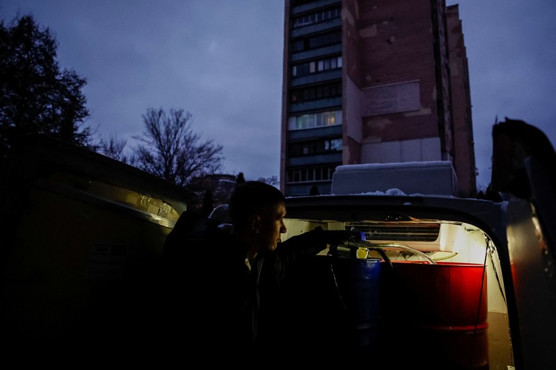 Warga Ukraina Manfaatkan Panel Surya Ditengah Pemadaman Listrik Musim Dingin (REUTERS/Alina Smutko) Warga Ukraina Manfaatkan Panel Surya Ditengah Pemadaman Listrik Musim Dingin (REUTERS/Alina Smutko)