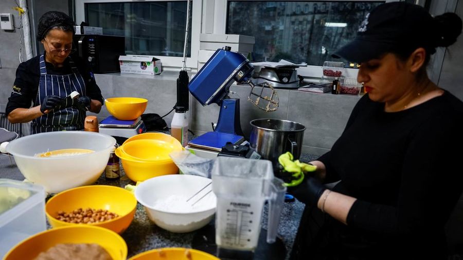 Warga Ukraina Manfaatkan Panel Surya Ditengah Pemadaman Listrik Musim Dingin (REUTERS/Alina Smutko)