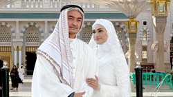6 Fakta Pernikahan Zumi Zola dan Putri Zulkifli Hasan di Madinah