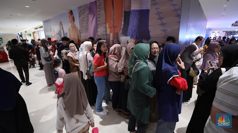 Animo warga menginvestasikan uang mereka dengan membeli emas batangan atau logam muliah cukup tinggi. Hal itu terlihat di Butik Emas Antam di kawasan Depok, Jawa Barat, Jumat (6/12/2024). (CNBC Indonesia/Tri Susilo)