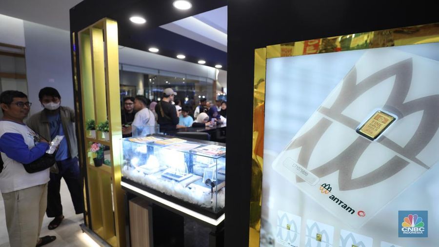 Animo warga menginvestasikan uang mereka dengan membeli emas batangan atau logam muliah cukup tinggi. Hal itu terlihat di Butik Emas Antam di kawasan Depok, Jawa Barat, Jumat (6/12/2024). (CNBC Indonesia/Tri Susilo)