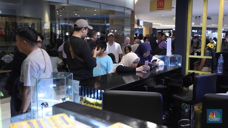 Animo warga menginvestasikan uang mereka dengan membeli emas batangan atau logam muliah cukup tinggi. Hal itu terlihat di Butik Emas Antam di kawasan Depok, Jawa Barat, Jumat (6/12/2024). (CNBC Indonesia/Tri Susilo)