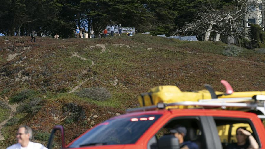 Minuman dan makanan berjatuhan kelantai di dalam Hoby's Market and Deli usai terjadi gempa bumi di Scotia, California, Amerika Serikat (AS), Kamis (5/12/2024). (Dylan McNeill/The Times-Standard via AP)