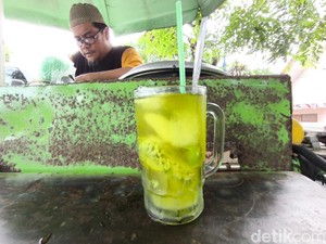 Perjuangan Hidup Hendrik di Balik Segarnya Es Tape Bakung Khas Cirebon
