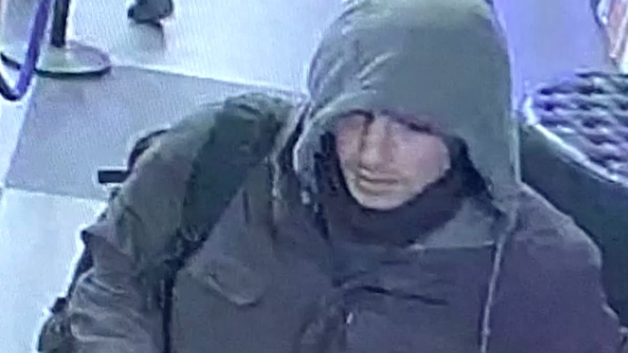 Gambar individu yang dicari terkait investigasi penembakan yang menewaskan Brian Thompson, CEO unit asuransi UnitedHealth, terlihat dalam gambar diam dari video pengawasan yang diambil di luar sebuah hotel di kawasan Manhattan, New York City, AS, 4 Desember 2024. (REUTERS)