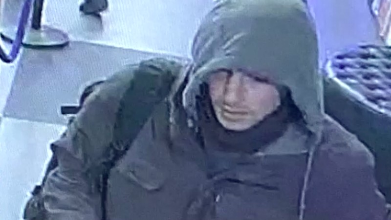 Gambar individu yang dicari terkait investigasi penembakan yang menewaskan Brian Thompson, CEO unit asuransi UnitedHealth, terlihat dalam gambar diam dari video pengawasan yang diambil di luar sebuah hotel di kawasan Manhattan, New York City, AS, 4 Desember 2024. (REUTERS)