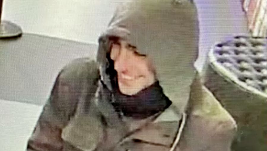 Gambar individu yang dicari terkait investigasi penembakan yang menewaskan Brian Thompson, CEO unit asuransi UnitedHealth, terlihat dalam gambar diam dari video pengawasan yang diambil di luar sebuah hotel di kawasan Manhattan, New York City, AS, 4 Desember 2024. (REUTERS)