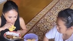 Keseruan Yuni Shara Saat Cicip Sate Klatak hingga Kopi Pontianak