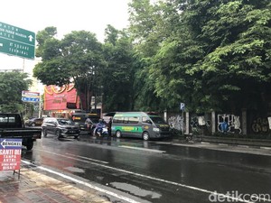 Polisi Sekat Perempatan Gondomanan Cegah Massa Datangi Asrama Kamasan Jogja