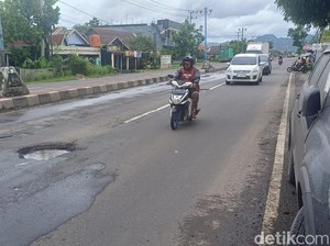 Janji BBPJN Perbaiki Lubang di Poros Maros-Pangkep Bikin Ban Mobil Pecah