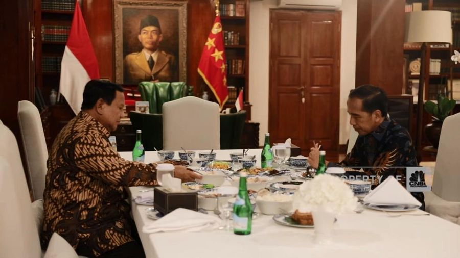 Presiden RI Prabowo Subianto bersantap malam bersama Presiden RI ke-7 Joko Widodo (Jokowi) sekaligus temu kangen di kediaman Prabowo di Jalan Kertanegara No. 4, Jakarta Selatan, Jumat (6/12) malam.