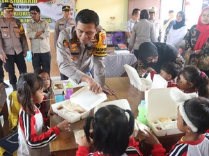 Polisi Sidoarjo Bagikan Makanan Bergizi Gratis untuk Siswa TK dan SD