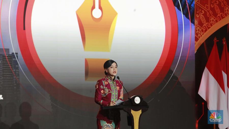 Kepala Eksekutif Pengawas Perilaku Pelaku Usaha Jasa Keuangan, Edukasi dan Pelindungan Konsumen OJK Friderica Widyasari Dewi saat memberi laporan kegiatan pada acara OJK Apresiasi Media Massa 2024 di Hotel Ritz Carlton, Jakarta, Jumat (6/12/2024). (CNBC Indonesia/Muhammad Sabki)
