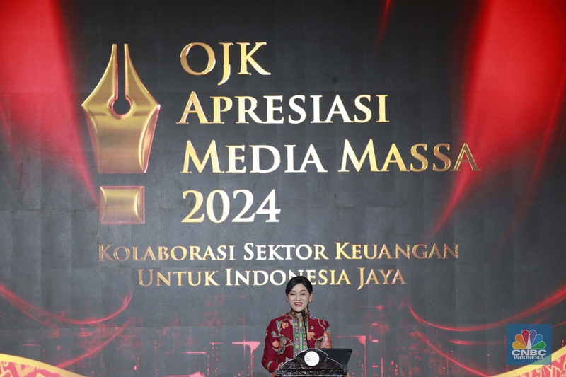 Wakil Ketua Dewan Komisioner OJK Mirza Adityaswara memberi penghargaan kepada Direktur CNBC Indonesia Shanta Curanggana dalam kategori Media Televisi Terproduktif untuk media CNBC Indonesia dalam acara OJK Apresiasi Media Massa 2024 di Hotel Ritz Carlton, Jakarta, Jumat (6/12/2024). Wakil Ketua Dewan Komisioner OJK Mirza Adityaswara memberi penghargaan kepada Direktur CNBC Indonesia Shanta Curanggana dalam kategori Media Televisi Terproduktif untuk media CNBC Indonesia dalam acara OJK Apresiasi Media Massa 2024 di Hotel Ritz Carlton, Jakarta, Jumat (6/12/2024). (CNBC Indonesia/Muhammad Sabki)