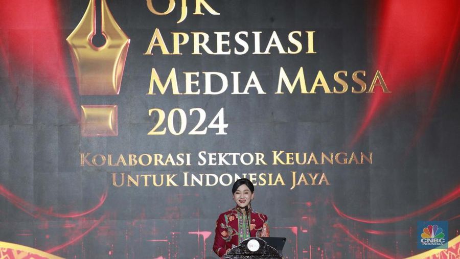 Wakil Ketua Dewan Komisioner OJK Mirza Adityaswara memberi penghargaan kepada Direktur CNBC Indonesia Shanta Curanggana dalam kategori Media Televisi Terproduktif untuk media CNBC Indonesia dalam acara OJK Apresiasi Media Massa 2024 di Hotel Ritz Carlton, Jakarta, Jumat (6/12/2024). (CNBC Indonesia/Muhammad Sabki)