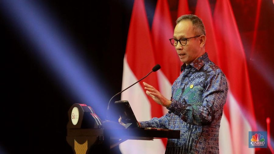 Ketua OJK Mahendra Siregar memberi sambutan dalam acara OJK Apresiasi Media Massa 2024 di Hotel Ritz Carlton, Jakarta, Jumat (6/12/2024). (CNBC Indonesia/Muhammad Sabki)