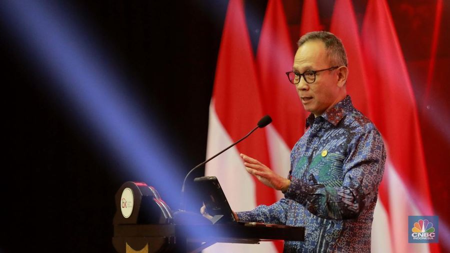 Ketua OJK Mahendra Siregar memberi sambutan dalam acara OJK Apresiasi Media Massa 2024 di Hotel Ritz Carlton, Jakarta, Jumat (6/12/2024). (վ/Muhammad Sabki)