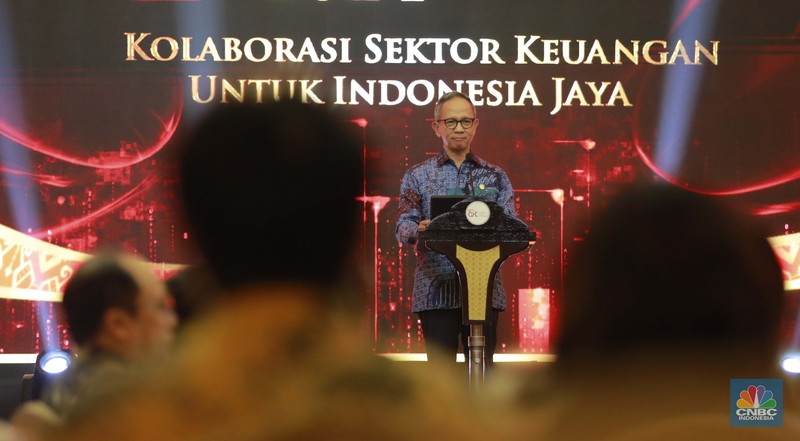 Wakil Ketua Dewan Komisioner OJK Mirza Adityaswara memberi penghargaan kepada Direktur CNBC Indonesia Shanta Curanggana dalam kategori Media Televisi Terproduktif untuk media CNBC Indonesia dalam acara OJK Apresiasi Media Massa 2024 di Hotel Ritz Carlton, Jakarta, Jumat (6/12/2024). Wakil Ketua Dewan Komisioner OJK Mirza Adityaswara memberi penghargaan kepada Direktur CNBC Indonesia Shanta Curanggana dalam kategori Media Televisi Terproduktif untuk media CNBC Indonesia dalam acara OJK Apresiasi Media Massa 2024 di Hotel Ritz Carlton, Jakarta, Jumat (6/12/2024). (CNBC Indonesia/Muhammad Sabki)