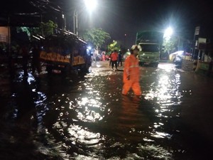 Jembatan di Jalur Pantura Kota Pasuruan Terendam, Kendaraan Dialihkan
