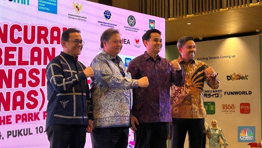 Menko Perekonomian Airlangga Hartarto bersama Menteri Perdagangan (Mendag) Budi Santoso, dan Menteri UMKM Maman Abdurrahman dalam acara Peluncuran Harbolnas ke-13 Tahun 2024 di The Park Pejaten Mall, Jakarta, Jumat (6/12/2024). (CNBC Indonesia/Martyasari Rizky)