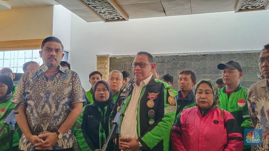 Menteri UMKM, Maman Abdurrahman saat Konferensi Pers bersama Asosiasi Ojek Online GARDA Indonesia di Kantor Kemenkop, Jakarta, Jumat (6/12/2024). (վ/Martyasari Rizky)