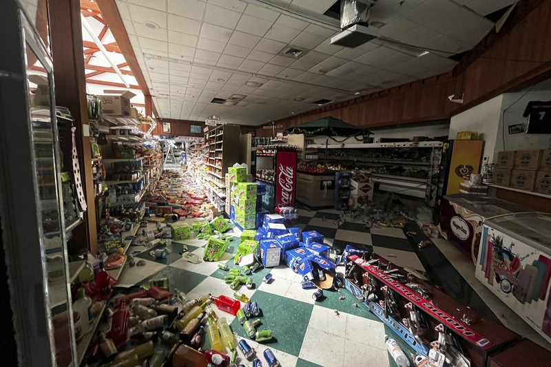 Minuman dan makanan berjatuhan kelantai di dalam Hoby's Market and Deli usai terjadi gempa bumi di Scotia, California, Amerika Serikat (AS), Kamis (5/12/2024). (Dylan McNeill/The Times-Standard via AP) Minuman dan makanan berjatuhan kelantai di dalam Hoby's Market and Deli usai terjadi gempa bumi di Scotia, California, Amerika Serikat (AS), Kamis (5/12/2024). (Dylan McNeill/The Times-Standard via AP)
