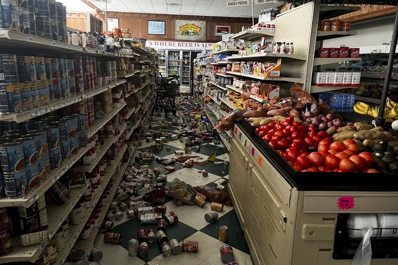 Minuman dan makanan berjatuhan kelantai di dalam Hoby's Market and Deli usai terjadi gempa bumi di Scotia, California, Amerika Serikat (AS), Kamis (5/12/2024). (Dylan McNeill/The Times-Standard via AP) Minuman dan makanan berjatuhan kelantai di dalam Hoby's Market and Deli usai terjadi gempa bumi di Scotia, California, Amerika Serikat (AS), Kamis (5/12/2024). (Dylan McNeill/The Times-Standard via AP)