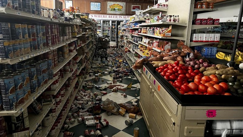 Minuman dan makanan berjatuhan kelantai di dalam Hoby's Market and Deli usai terjadi gempa bumi di Scotia, California, Amerika Serikat (AS), Kamis (5/12/2024). (Dylan McNeill/The Times-Standard via AP)
