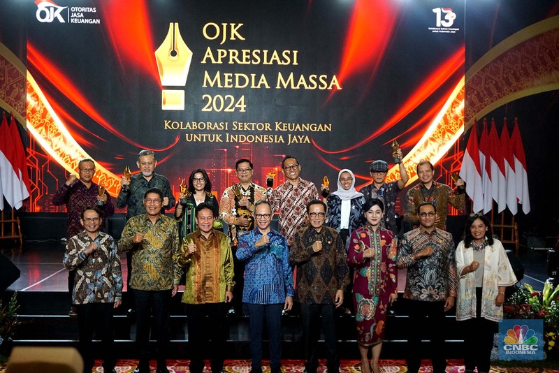 Wakil Ketua Dewan Komisioner OJK Mirza Adityaswara memberi penghargaan kepada Direktur CNBC Indonesia Shanta Curanggana dalam kategori Media Televisi Terproduktif untuk media CNBC Indonesia dalam acara OJK Apresiasi Media Massa 2024 di Hotel Ritz Carlton, Jakarta, Jumat (6/12/2024). Wakil Ketua Dewan Komisioner OJK Mirza Adityaswara memberi penghargaan kepada Direktur CNBC Indonesia Shanta Curanggana dalam kategori Media Televisi Terproduktif untuk media CNBC Indonesia dalam acara OJK Apresiasi Media Massa 2024 di Hotel Ritz Carlton, Jakarta, Jumat (6/12/2024). (CNBC Indonesia/Muhammad Sabki)