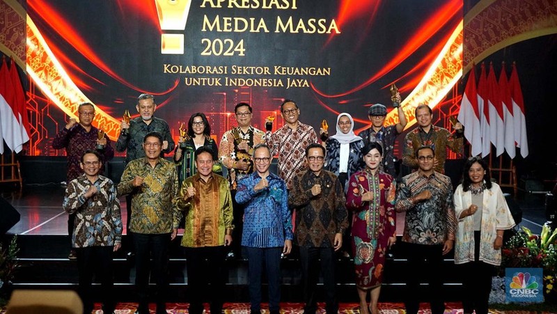 Wakil Ketua Dewan Komisioner OJK Mirza Adityaswara memberi penghargaan kepada Direktur CNBC Indonesia Shanta Curanggana dalam kategori Media Televisi Terproduktif untuk media CNBC Indonesia dalam acara OJK Apresiasi Media Massa 2024 di Hotel Ritz Carlton, Jakarta, Jumat (6/12/2024). (CNBC Indonesia/Muhammad Sabki)