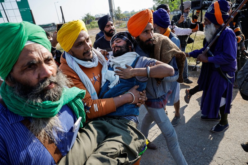 Para petani berkumpul pada hari mereka berbaris menuju New Delhi untuk mendesak harga panen yang lebih baik sebagaimana dijanjikan kepada mereka pada tahun 2021, di penghalang Shambhu, perbatasan antara negara bagian Punjab dan Haryana, India, 6 Desember 2024. Para petani berkumpul pada hari mereka berbaris menuju New Delhi untuk mendesak harga panen yang lebih baik sebagaimana dijanjikan kepada mereka pada tahun 2021, di penghalang Shambhu, perbatasan antara negara bagian Punjab dan Haryana, India, 6 Desember 2024. (REUTERS/Anushree Fadnavis)