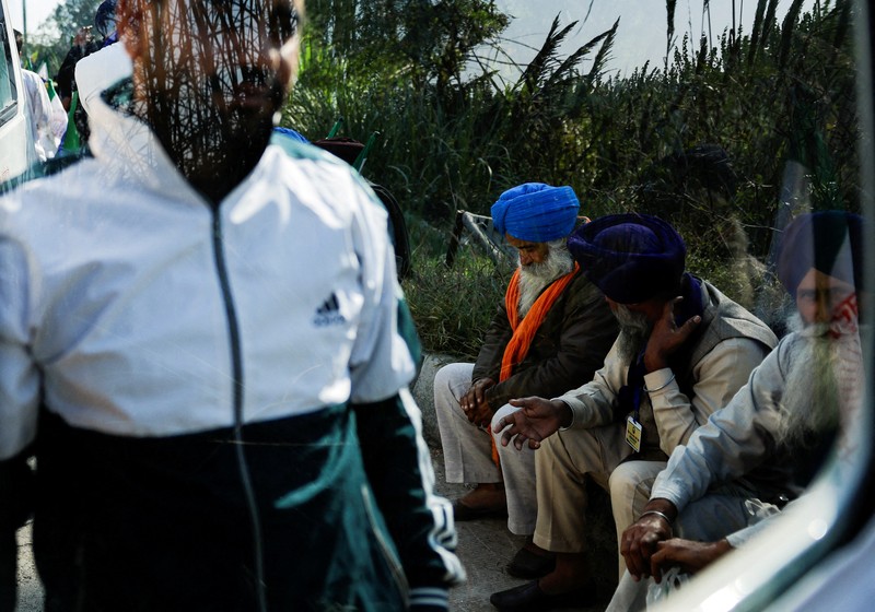 Para petani berkumpul pada hari mereka berbaris menuju New Delhi untuk mendesak harga panen yang lebih baik sebagaimana dijanjikan kepada mereka pada tahun 2021, di penghalang Shambhu, perbatasan antara negara bagian Punjab dan Haryana, India, 6 Desember 2024. Para petani berkumpul pada hari mereka berbaris menuju New Delhi untuk mendesak harga panen yang lebih baik sebagaimana dijanjikan kepada mereka pada tahun 2021, di penghalang Shambhu, perbatasan antara negara bagian Punjab dan Haryana, India, 6 Desember 2024. (REUTERS/Anushree Fadnavis)