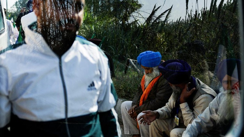 Para petani berkumpul pada hari mereka berbaris menuju New Delhi untuk mendesak harga panen yang lebih baik sebagaimana dijanjikan kepada mereka pada tahun 2021, di penghalang Shambhu, perbatasan antara negara bagian Punjab dan Haryana, India, 6 Desember 2024. (REUTERS/Anushree Fadnavis)