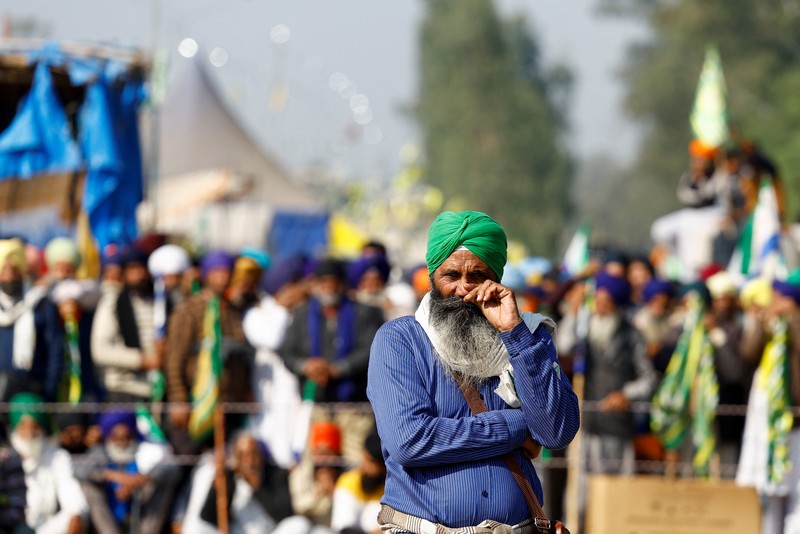 Para petani berkumpul pada hari mereka berbaris menuju New Delhi untuk mendesak harga panen yang lebih baik sebagaimana dijanjikan kepada mereka pada tahun 2021, di penghalang Shambhu, perbatasan antara negara bagian Punjab dan Haryana, India, 6 Desember 2024. Para petani berkumpul pada hari mereka berbaris menuju New Delhi untuk mendesak harga panen yang lebih baik sebagaimana dijanjikan kepada mereka pada tahun 2021, di penghalang Shambhu, perbatasan antara negara bagian Punjab dan Haryana, India, 6 Desember 2024. (REUTERS/Anushree Fadnavis)