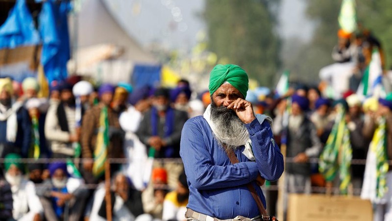 Para petani berkumpul pada hari mereka berbaris menuju New Delhi untuk mendesak harga panen yang lebih baik sebagaimana dijanjikan kepada mereka pada tahun 2021, di penghalang Shambhu, perbatasan antara negara bagian Punjab dan Haryana, India, 6 Desember 2024. (REUTERS/Anushree Fadnavis)
