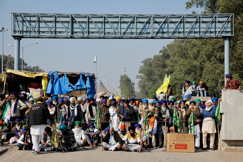 Para petani berkumpul pada hari mereka berbaris menuju New Delhi untuk mendesak harga panen yang lebih baik sebagaimana dijanjikan kepada mereka pada tahun 2021, di penghalang Shambhu, perbatasan antara negara bagian Punjab dan Haryana, India, 6 Desember 2024. Para petani berkumpul pada hari mereka berbaris menuju New Delhi untuk mendesak harga panen yang lebih baik sebagaimana dijanjikan kepada mereka pada tahun 2021, di penghalang Shambhu, perbatasan antara negara bagian Punjab dan Haryana, India, 6 Desember 2024. (REUTERS/Anushree Fadnavis)