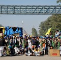 Para petani berkumpul pada hari mereka berbaris menuju New Delhi untuk mendesak harga panen yang lebih baik sebagaimana dijanjikan kepada mereka pada tahun 2021, di penghalang Shambhu, perbatasan antara negara bagian Punjab dan Haryana, India, 6 Dese