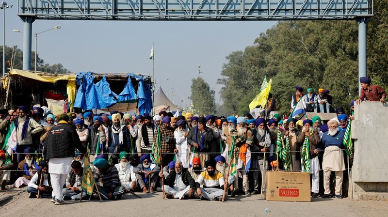 Para petani berkumpul pada hari mereka berbaris menuju New Delhi untuk mendesak harga panen yang lebih baik sebagaimana dijanjikan kepada mereka pada tahun 2021, di penghalang Shambhu, perbatasan antara negara bagian Punjab dan Haryana, India, 6 Desember 2024. (REUTERS/Anushree Fadnavis)