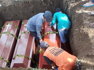 Keluarga Guru Dibunuh Adik Kandung di Kediri Dimakamkan 1 Liang Lahad