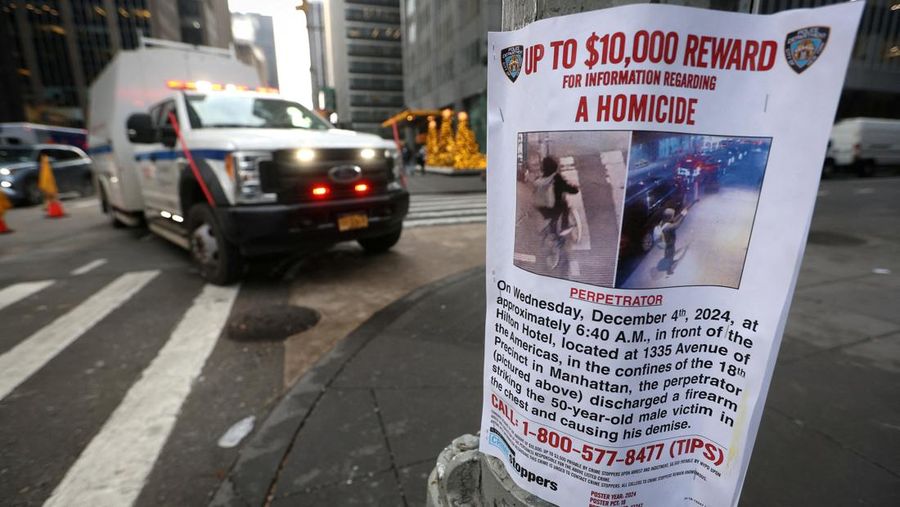 Gambar individu yang dicari terkait investigasi penembakan yang menewaskan Brian Thompson, CEO unit asuransi UnitedHealth, terlihat dalam gambar diam dari video pengawasan yang diambil di luar sebuah hotel di kawasan Manhattan, New York City, AS, 4 Desember 2024. (REUTERS)