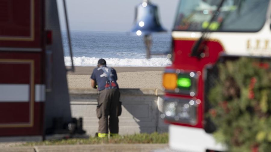 Minuman dan makanan berjatuhan kelantai di dalam Hoby's Market and Deli usai terjadi gempa bumi di Scotia, California, Amerika Serikat (AS), Kamis (5/12/2024). (Dylan McNeill/The Times-Standard via AP)