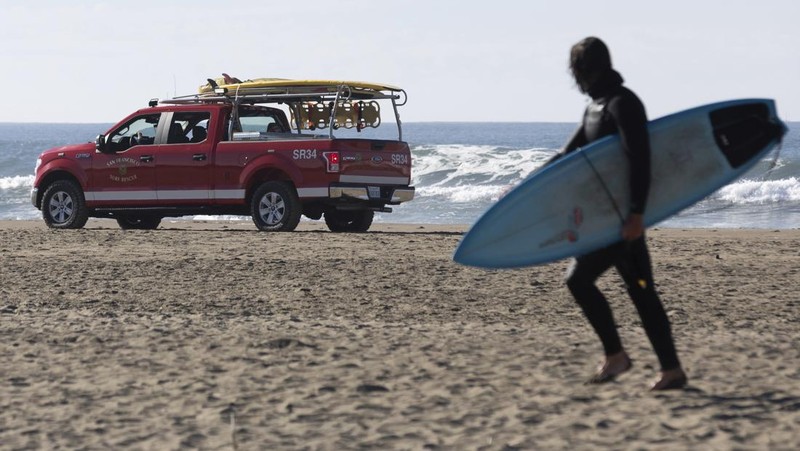 Minuman dan makanan berjatuhan kelantai di dalam Hoby's Market and Deli usai terjadi gempa bumi di Scotia, California, Amerika Serikat (AS), Kamis (5/12/2024). (Dylan McNeill/The Times-Standard via AP)
